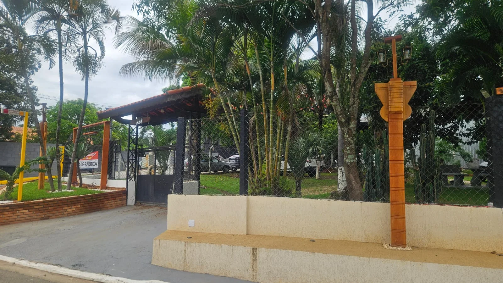 Estrutura de pergolado com vista para a fábrica