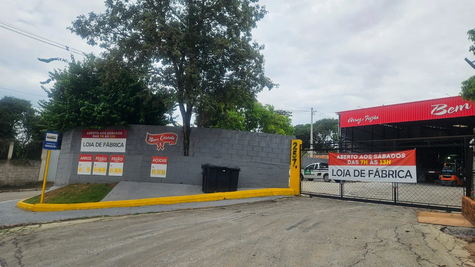 Entrada da Loja de Fábrica com placa