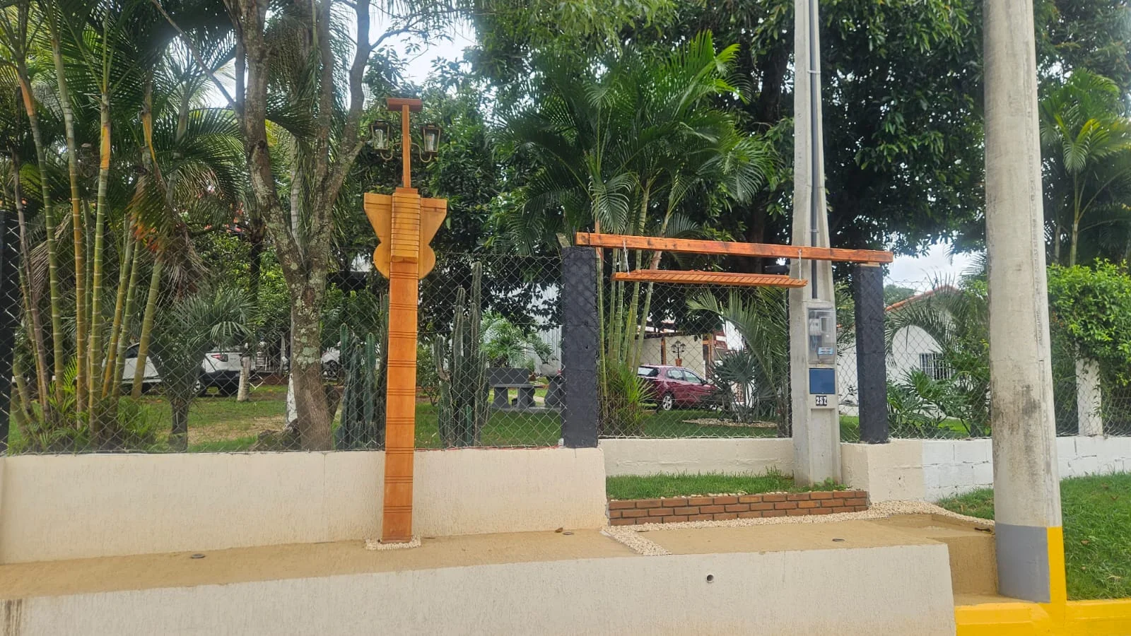 Estrutura de pergolado na Loja de Fábrica