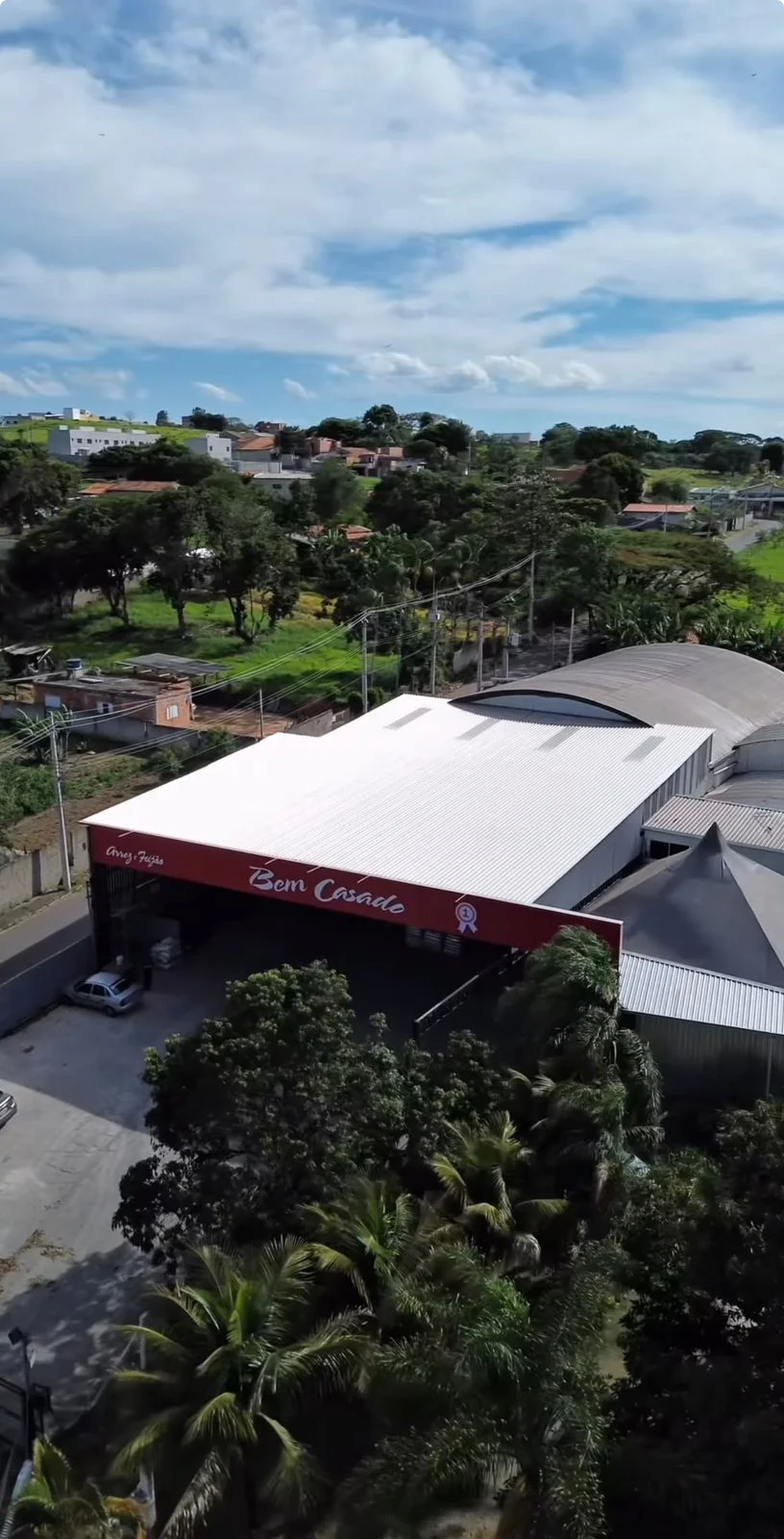 Vista aérea da loja de fábrica com paisagem