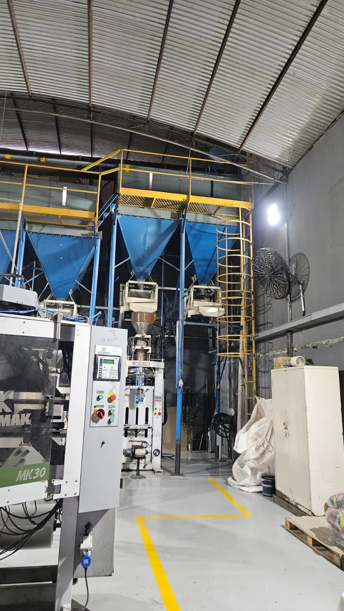 Silos e máquinas de processamento