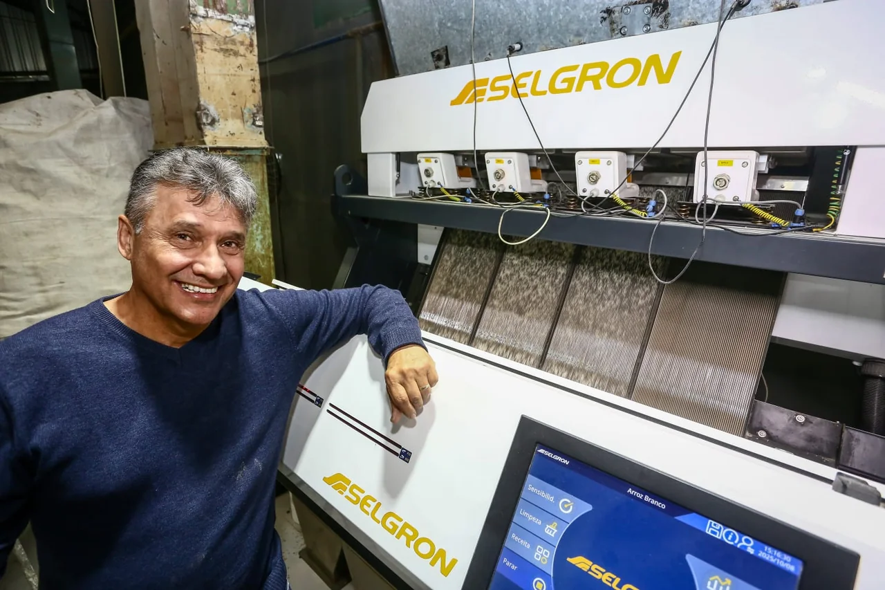 Gerente na frente da máquina Selgron