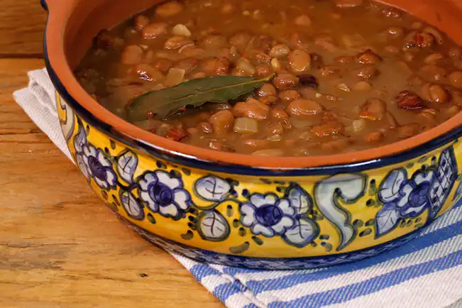 Feijão Mulatinho com Bacon e Tomate